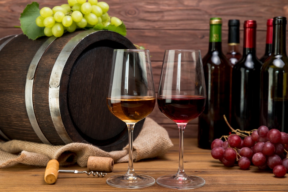 wooden-barrel-with-bottles-and-glasses-of-wine