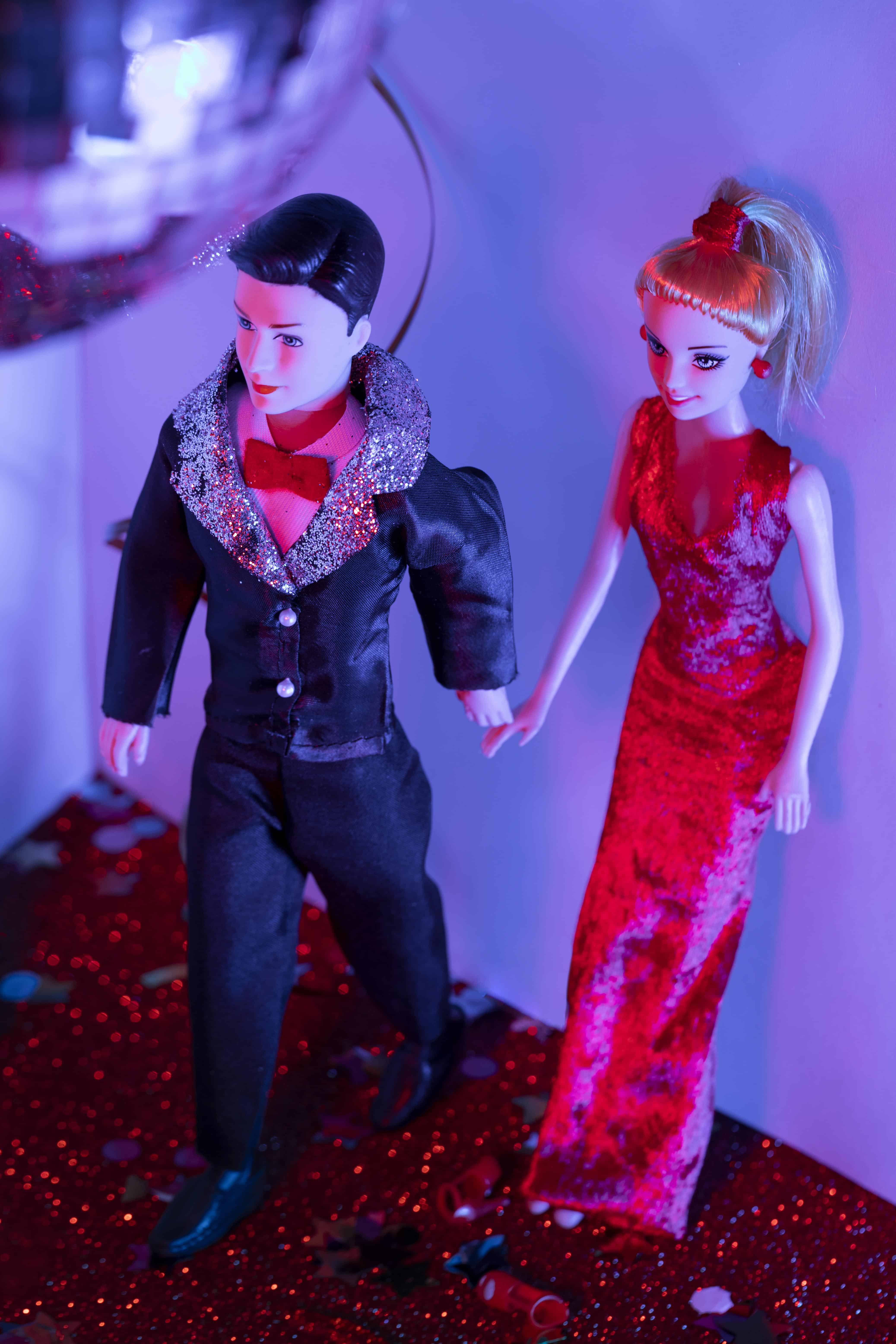 barbie-ken-dolls-holding-hands